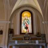 ...spicca l�altare dedicato a Santa Lucia. Il 13 dicembre, giorno in cui si celebra la Santa � uno dei pochi giorni in cui la chiesa vive 